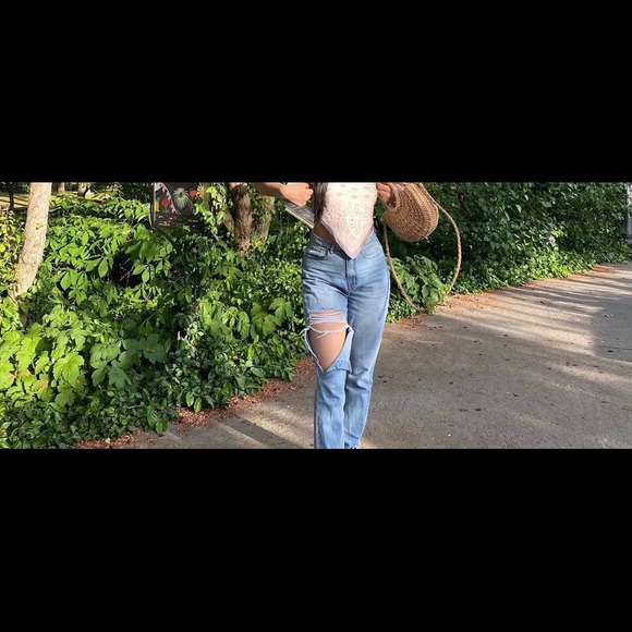 MISGUIDED STRAIGHT LEG JEANS WITH ROUGH EDGES AND A SLIT - Picture 2 of 2